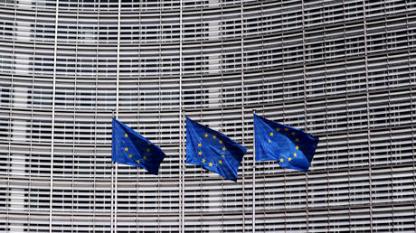 FILE PHOTO: EU flags fly outside the European Commission headquarters in Brussels © REUTERS/Yves Herman 