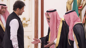 Pakistan PM criticized for âinsultingâ encounter with Saudi Arabiaâs King Salman (VIDEO)