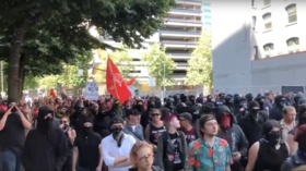 Police forced to intervene as Antifa & right-wing rallies clash in Portland (VIDEOS)