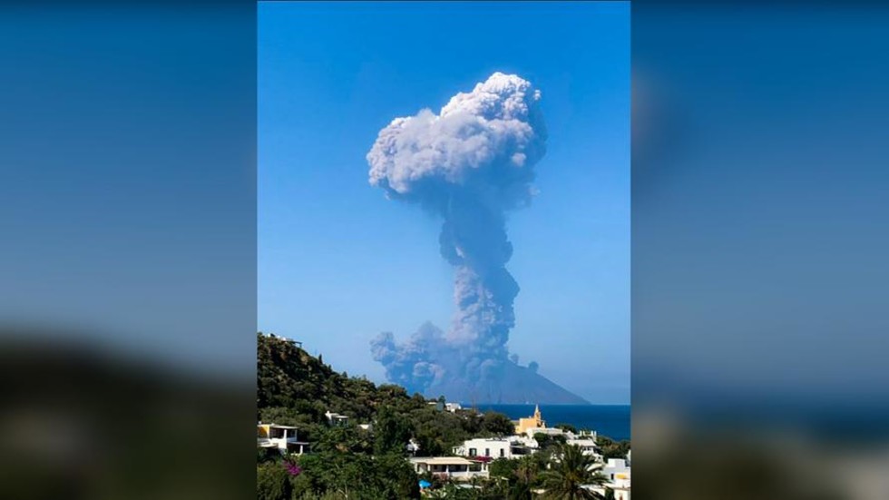 ''Eruptirao vulkan u Italiji: Turisti skakali u more, jedna osoba poginula'' 5d1ce117dda4c8eb708b4607
