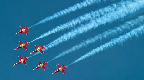  Stay neutral, Switzerland: Air Force aerobatic team performs flyover at wrong venue