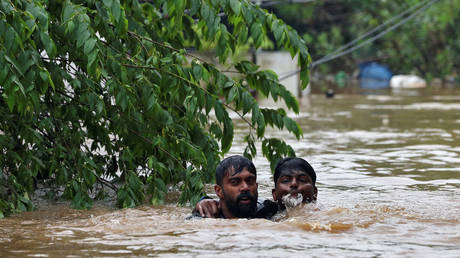 30+ killed, 100+ buildings ravaged by floods & landslides in northern India and Nepal (VIDEOS)