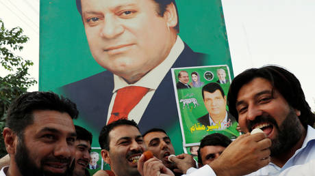 FILE PHOTO: Supporters of former Prime Minister Nawaz Sharif rally in Peshawar, Pakistan September 19, 2018. © REUTERS/Fayaz Aziz