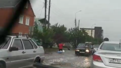 Russians turn flooded streets into Riviera with boats & airbeds (VIDEOS)