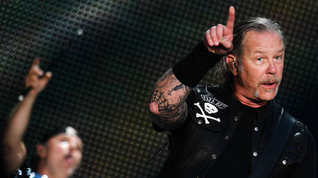 Metallica musters Russian to sing iconic Soviet singer’s hit at Moscow gig (VIDEO)