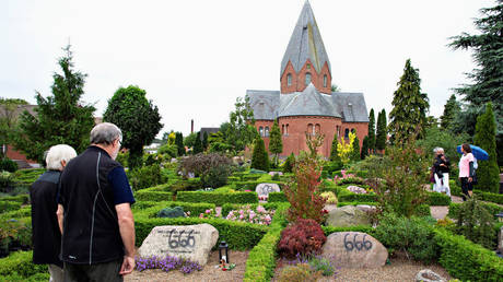 Vandalized tombstones at Hadsund Cemetery, in eastern Jutland, Denmark, July 22, 2019 © Reuters / Ritzau Scanpix