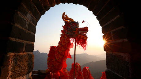 A dragon dance at the Mutianyu section of the Great Wall of China © Reuters / Bu Xiangdong