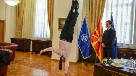 Diplomacy tricks: Israeli envoy performs HANDSTAND at meeting with Macedonian president (PHOTO)