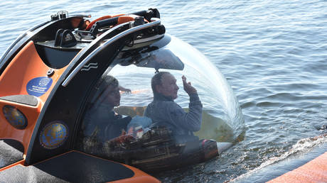 Putin goes to SEA BOTTOM in ‘thrilling’ tribute to mysteriously lost WWII submarine (VIDEOS)