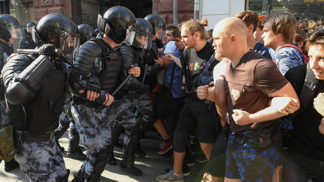 Hundreds arrested at unsanctioned Moscow rally as protesters throw stones, use gas against police