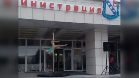 Pole dance performed on doorstep of city council in Russia (VIDEO)