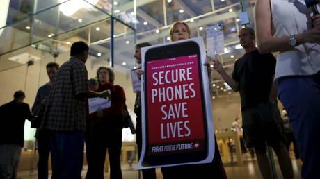 A protest against giving the FBI the ability to unlock iPhones © Reuters / Lucy Nicholson