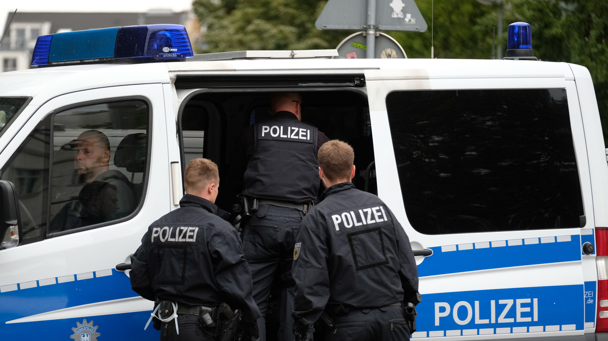 Appalling Anger Clashes In Leipzig As Protesters Attempt To Stop Migrant S Deportation Rt World News