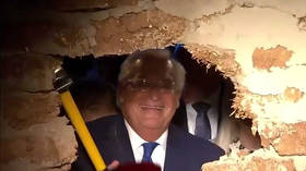 US envoy smashes wall dug under Palestinian homes in E. Jerusalem with SLEDGEHAMMER