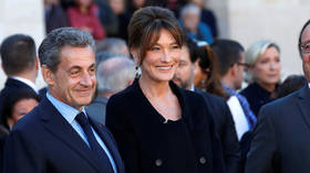 French mag mocked for portraying Sarkozy towering over wife Carla Bruni (PHOTO)