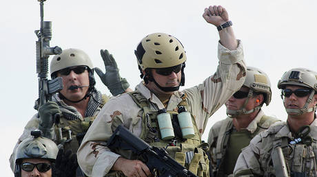 FILE PHOTO: U.S. Navy SEAL Team 18 members © Reuters / Joe Skipper