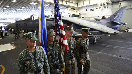 US troops on board the USS Bonhomme Richard assault ship docked in Subic Bay, the Philippines. 2012. © Reuters / Romeo Ranoco