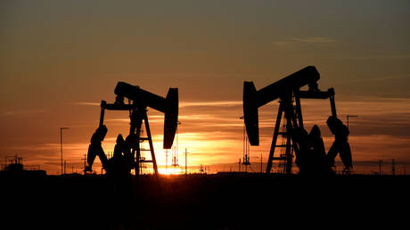 FILE PHOTO: Pump jacks operate at sunset in an oil field in Midland © Reuters / Nick Oxford