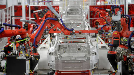 FILE PHOTO: Robotic arms assemble Tesla's Model S sedans © Reuters / Noah Berger