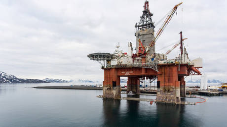FILE PHOTO: Equinor oil rig near Hammerfest, Norway © Reuters / Jani Sipila