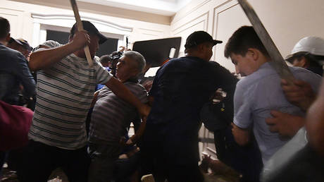 Supporters of former Kyrgyz president Almazbek Atambayev clash with members of the Kyrgyz special forces during a special operation to detain ex-leader Atambayev in the village of Koi-Tash outside the capital Bishkek on August 7, 2019. © AFP / Vyacheslav Oseledko