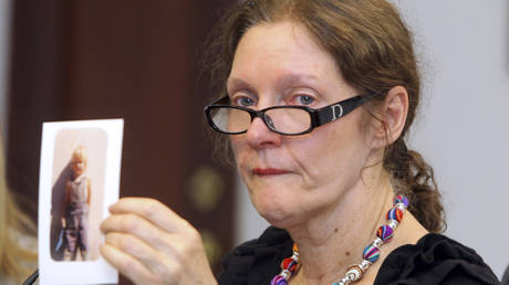 Christine Assange displaying a photo of her son during a media conference, FILE PHOTO. © Reuters/ Gary Granja