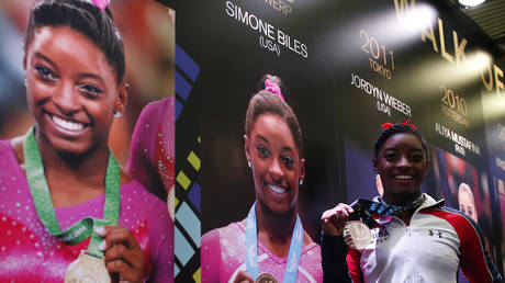 Simone Biles of the U.S poses with her medal © REUTERS / Phil Noble