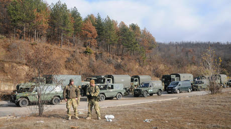 Members of the KFOR peacekeeping force patrol outside the village of Rudare near Mitrovica, Kosovo, November 23, 2018. © Reuters / Laura Hasani