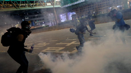 Anti-extradition bill protesters react after the police fired tear gas to disperse the demonstration at Sham Shui Po, in Hong Kong, China August 14, 2019. © REUTERS/Tyrone Siu