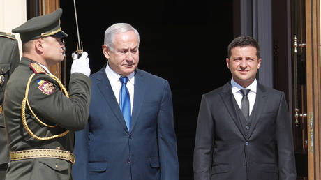 Volodymyr Zelenskiy and Benjamin Netanyahu. ©REUTERS/Valentyn Ogirenko