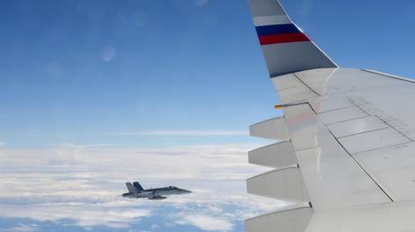A Swiss F/A-18 Hornet shadows a Russian government plane. ©Sputnik / Sergey Guneev