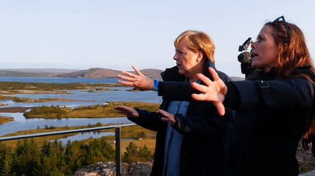 Iceland's PM Katrin Jakobsdottir and German Chancellor Angela Merkel in Reykjavik, Iceland, August 19, 2019. © Reuters / Ints Kalnins