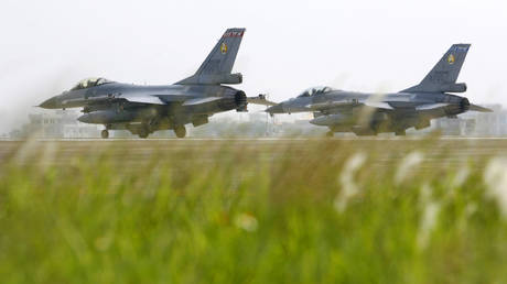 FILE PHOTO: F-16 jets at Taiwan's Chia-yi air force base © Reuters / Nicky Loh