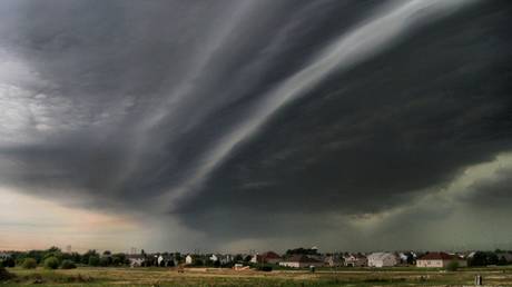 They see me rollin&rsquo;: Shelf clouds fill the sky in mesmerizing stormchaser video