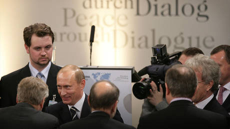 Russia's President Vladimir Putin (3rdL) is welcomed by NATO secretary General Jaap de Hoop Scheffer (2nd L) and head of EU foreign affairs, Javier Solana (C) as he arrives at the Bayerischer Hof hotel for the start of the 43rd Conference on Security Policy in Munich, February 10, 2007
