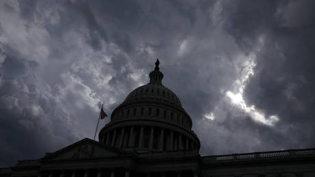 Storm clouds pass over the US Capitol dome in Washington © Reuters / Jonathan Ernst
