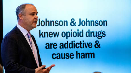 Oklahoma state attorney presenting evidence during Johnson & Johnson trial. © Reuters / Pool