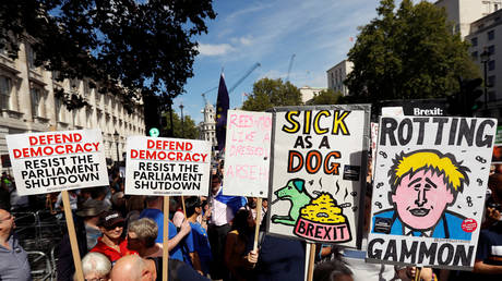 Anti-Brexit protesters demonstrate at Whitehall in London © Reuters / Peter Nicholls