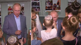 ‘Mademoiselle’: Putin kneels before ballet student and kisses her hand (VIDEO)
