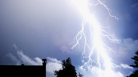 Inches from disaster: American man miraculously missed by lightning strike (VIDEO)