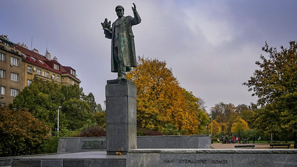 Памятник коневу в праге. Памятник маршалу Коневу.