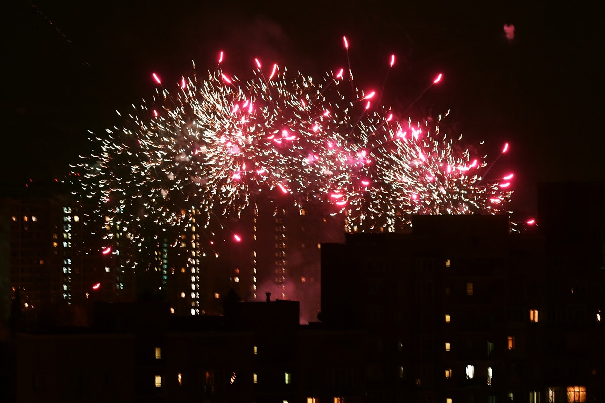 Сколько идет салют на 9 мая. День города Москва салют. Салют на день города в Москве 2022. Праздничный салют в Москве сегодня.