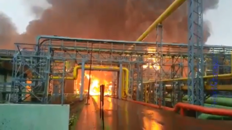 Multiple casualties after massive blaze breaks out at oil refinery outside Mumbai, India (VIDEOS)
