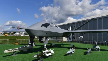 Design flaw? Kids jumping on wings? Internet puzzled as Chinese drone breaks down at MAKS airshow