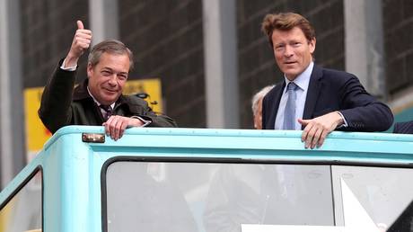 (L) Brexit Party leader Nigel Farage and (R) Chairman Richard Tice © Reuters / Scott Heppell