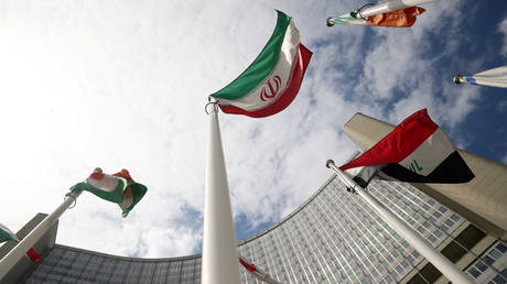 The Iranian flag flutters in front the International Atomic Energy Agency (IAEA) headquarters in Vienna, Austria. © Reuters / Lisi Niesner