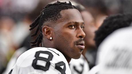 Oakland Raiders to discipline star Antonio Brown after threatening to strike GM Mike Mayock (VIDEO)