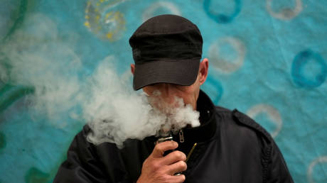 CDC raises alarm after mystery vaping-linked lung disease kills 5, sickens 450+ across US