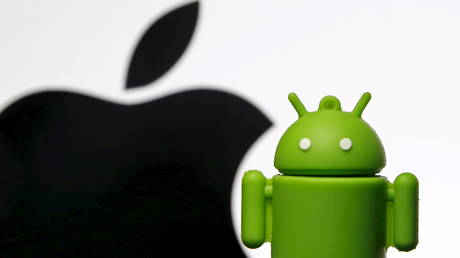 FILE PHOTO: Logo of Apple and Google's Android mascot © Reuters / Dado Ruvic
