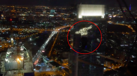 Adrenaline junkies compete to break tightrope record between 2 Moscow skyscrapers (VIDEO)